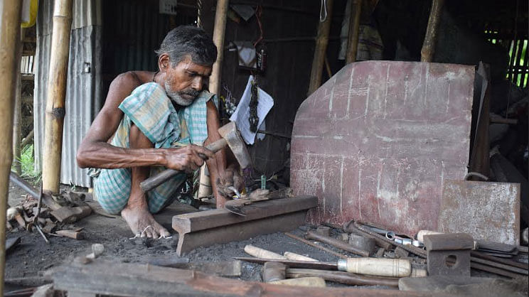 সিরাজগঞ্জের কামারখন্দের জামতৈল গ্রামের কামারপাড়ার কামারদের আগের মতো ব্যস্ততা নেই। রোববার তোলা ছবি। প্রথম আলো