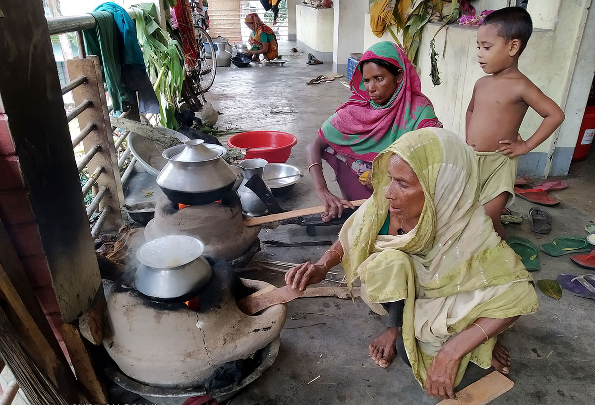 ঘরবাড়ি ডুবে যাওয়ায় পরিবার নিয়ে এক মাস ধরে জামালপুরের দেওয়ানগঞ্জ রেলওয়ে সরকারি প্রাথমিক বিদ্যালয়ে আশ্রয় নিয়েছেন এই নারীরা। শনিবার সকালে তোলা ছবি। ছবি: প্রথম আলো