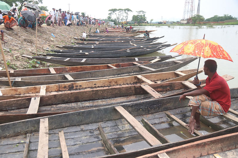 হাওর-নদীময় সিলেটের গোয়াইনঘাটের যাতায়াত ব্যবস্থা ‘বর্ষায় নাও-হেমন্তে পাও’ প্রবাদবাক্যের মতো। ‘নাওবাজার জমছে তো মানুষ সুখশান্তিতে আছে’ স্থানীয়দের অনেকেরই এমন বিশ্বাস চলে আসছে বহু বছর ধরে। পানি বাড়লে নৌকার কদরও বাড়ে। কিন্তু চলতি বর্ষায় পানি বাড়লেও নৌকা বিক্রির সংখ্যা কম। করোনাই এই মন্দার কারণ। বিক্রি নেই বলে উদাস বসে এক নৌকা বিক্রেতা। সম্প্রতি শালুটিকর নাওবাজারে। ছবি: আনিস মাহমুদ