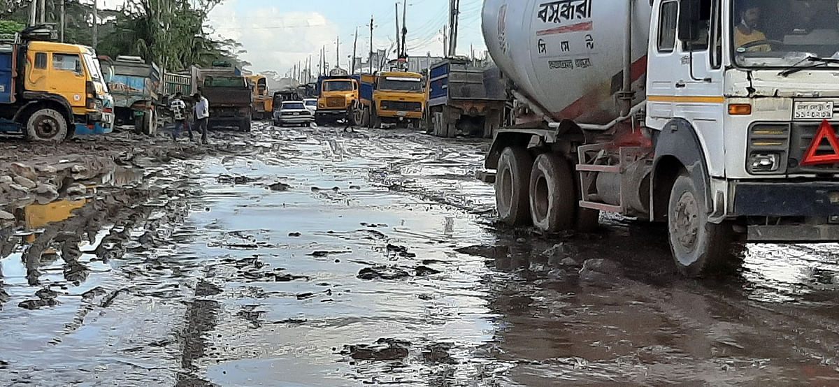 খুলনা-মোংলা জাতীয় মহাসড়কের আট কিলোমিটার রাস্তার অবস্থা ভয়াবহ। মোংলা বন্দর–সংলগ্ন এলাকায়। ছবি: প্রথম আলো