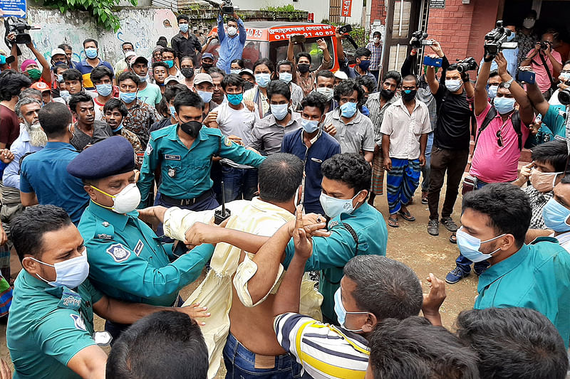 করোনাকালে বাসদের মানবতার সেবা কার্যক্রমে বাধা দেওয়া নিয়ে দফায় দফায় হট্টগোল বাধে। বুধবার বরিশাল নগরের ফকিরবাড়ি সড়ক এলাকায়। ছবি: প্রথম আলো