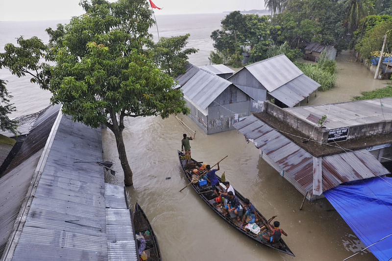 পদ্মার তীরবর্তী নারিশা ইউনিয়নের মেঘুলা বাজার ডুবে গেছে বন্যার পানিতে।