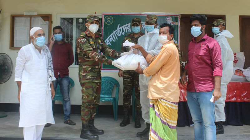 কেরানীগঞ্জে বন্যার্তদের মাঝে সেনাবাহিনীর ত্রাণ বিতরণ। ছবি: সংগৃহীত