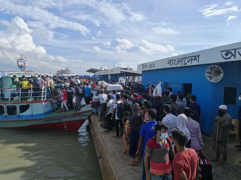 মুন্সিগঞ্জের শিমুলিয়া লঞ্চঘাটে ঈদে ঘরমুখো দক্ষিণাঞ্চলের যাত্রীদের উপচে পড়া ভিড়। মানা হচ্ছে না স্বাস্থ্যবিধিও। আজ বৃহস্পতিবার বিকেল তোলা। ছবি: প্রথম আলো