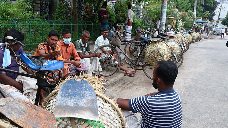 কাজের অপেক্ষায় দিনমজুরেরা। শহীদ এএইচএম কামারুজ্জামান চত্বর, রাজশাহী নগর, ২৯ জুলাই। ছবি: প্রথম আলো