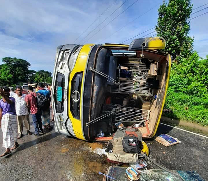 চট্টগ্রাম-কক্সবাজার মহাসড়কের লোহাগাড়ার বার আউলিয়া বিশ্ববিদ্যালয় কলেজের সামনে আজ বৃহস্পতিবার সকালে ট্রাক ও যাত্রীবাহী বাসের মুখোমুখি সংঘর্ষের পর সড়কের ওপর উল্টে যাওয়া বাস। ছবি: সংগৃহীত