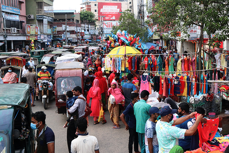 শেষ মুহূর্তে কেনাকাটার জন্য রাজশাহী নগরের ফুটপাতের দোকানগুলোতে ভিড় করছেন নিম্নবিত্ত মানুষেরা। আজ শুক্রবার বিকেলে নগরের গণকপাড়া এলাকায়। ছবি: শহীদুল ইসলাম