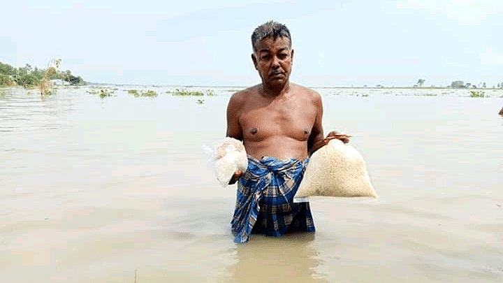 স্বেচ্ছাসেবক সংগঠন ‘মুক্ততরী’র শুকনো খাবার উপহার পেয়ে একটু যেন স্বস্তি ফিরি পেয়েছে মুন্সিগঞ্জের টঙ্গিবাড়ী উপজেলার বানভাসি মানুষ। টঙ্গিবাড়ী, মুন্সিগঞ্জ, ৩১ জুলাই। ছবি: রাব্বি হাসান