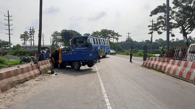 ঢাকার ধামরাইয়ে আজ সোমবার বাস ও পিকআপ ভ্যানের সংঘর্ষে তিনজন নিহত হয়েছেন। ছবি: প্রথম আলো