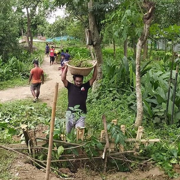 ব্রাহ্মণবাড়িয়াভিত্তিক ‘বাংলার মুখ যুব সংগঠন’–এর সদস্যরা স্বেচ্ছাশ্রমে সংস্কারকাজ করছেন। ছবি: সংগৃহীত