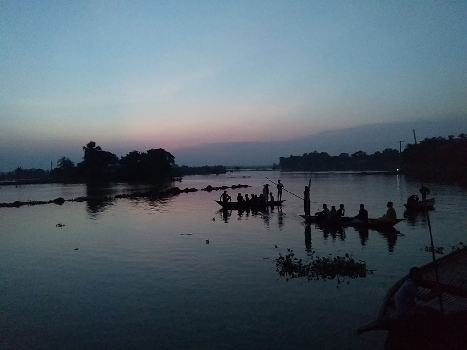 গোধূলির রং মেখে প্রকৃতি যখন সাজে। বারেকগ্রাম, রাজবাড়ী, ৪ আগস্ট। ছবি: তানভীর তানিম