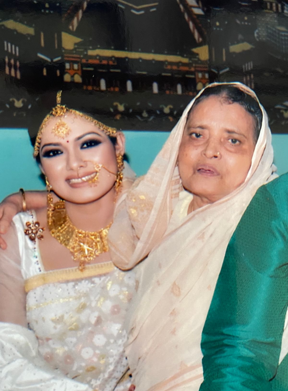 আমার বিয়ের দিন তিশার সঙ্গে আম্মা, ২০১০। ছবি: লেখকের পারিবারিক অ্যালবাম থেকে