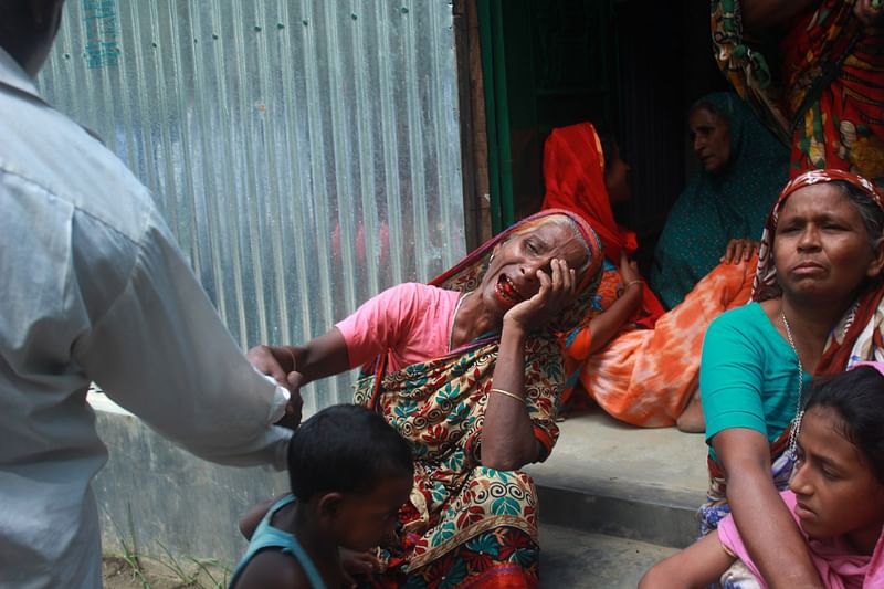 কোনাপাড়া গ্রামে স্বজনহারাদের আহাজারি। ছবি: আনোয়ার হোসেন