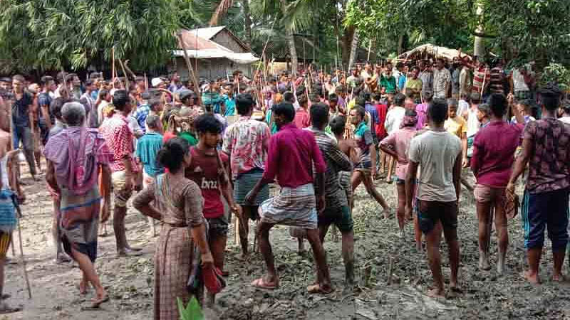 থেমে থেমে প্রায় চার ঘণ্টা ধরে চলা ওই সংঘর্ষ সন্ধ্যার দিকে পুলিশ নিয়ন্ত্রণে আনে। ছবি: প্রথম আলো