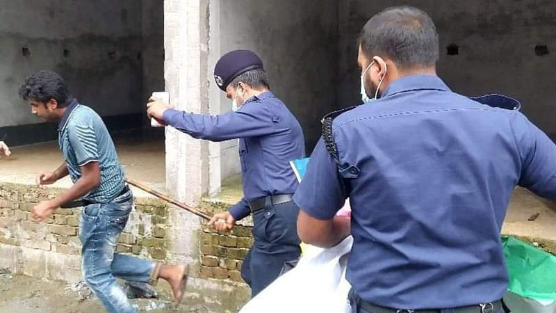 সাহেদুল ইসলাম সিফাতের নিঃশর্ত মুক্তির দাবিতে শনিবার বরগুনার বামনা উপজেলায় আয়োজিত মানববন্ধন কর্মসূচিতে পুলিশ বাধা দেয়। ছবি: প্রথম আলো