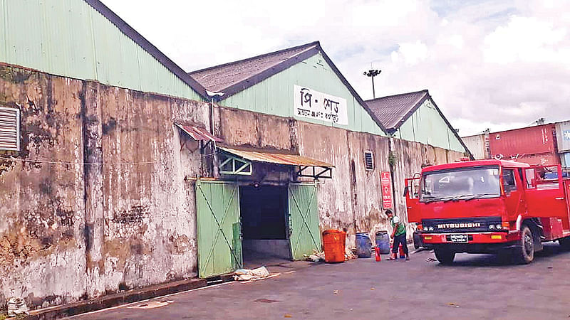 বন্দরে বিপজ্জনক পণ্য রাখার গুদাম এটি। এখানে রয়েছে ২৮ বছর আগের আমদানি করা পণ্য। বৃহস্পতিবার সকালে।  ছবি: প্রথম আলো