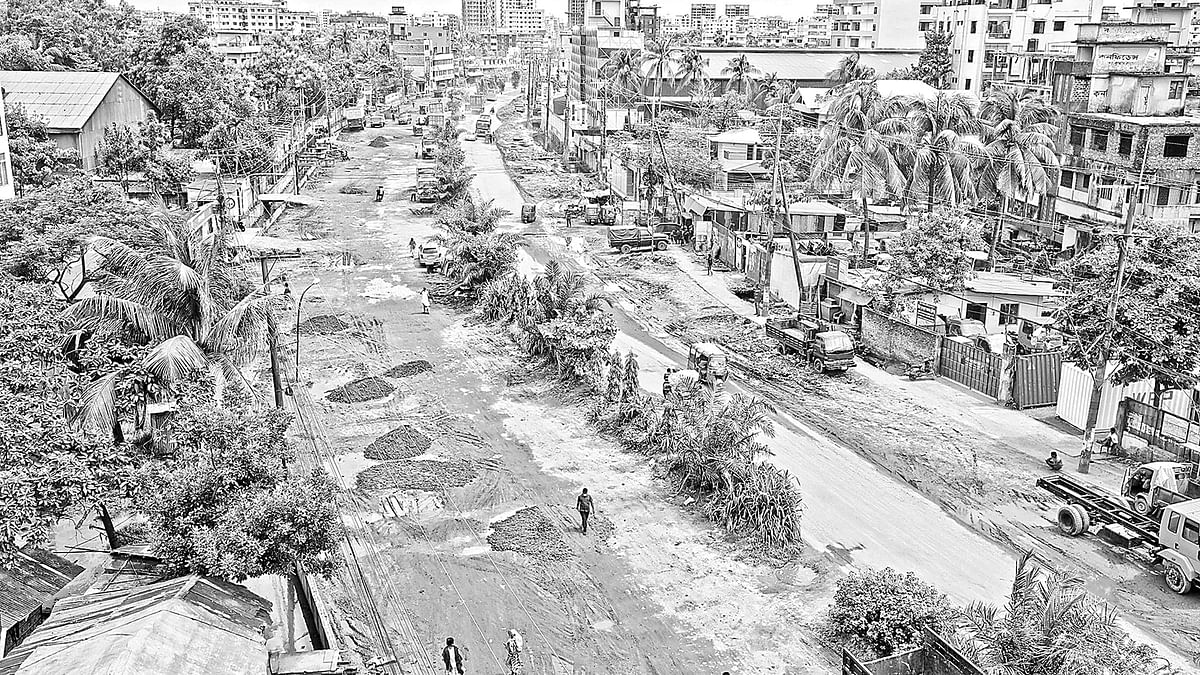 চট্টগ্রাম নগরের গুরুত্বপূর্ণ পোর্ট কানেক্টিং সড়ক। তিন বছরেও শেষ হয়নি এই সড়কের সংস্কারকাজ। গতকাল বেলা একটায় সরাইপাড়া এলাকায়।  ছবি: সৌরভ দাশ