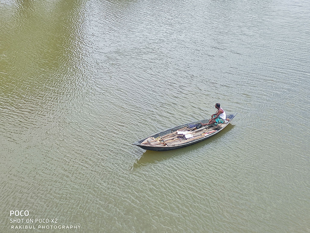 গোমতী নদীতে নৌকা দিয়ে মাছ ধরা হচ্ছে। দেবিদ্বার, কুমিল্লা, ১০ আগস্ট। ছবি: রাকিবুল সরকার