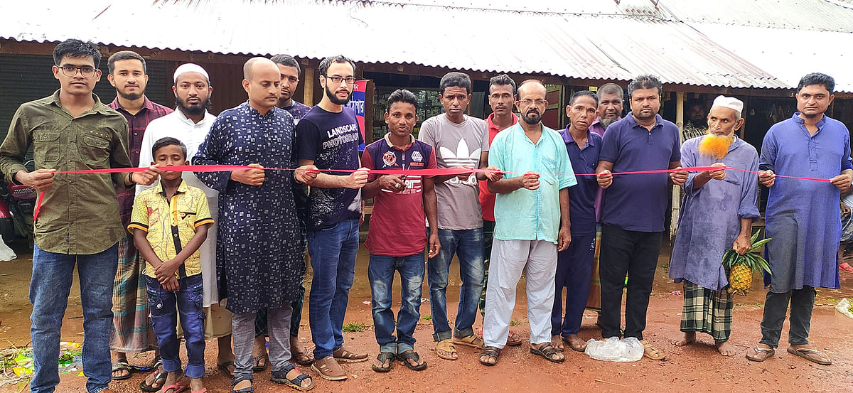 নেত্রকোনার দুর্গাপুরের রিকশাচালক তারা মিয়া নিজের আয় থেকে প্রতিদিন অল্প অল্প করে অর্থ সঞ্চয় করেন। সেই অর্থ দিয়ে দরিদ্র শিক্ষার্থীদের বই, খাতা, কলম, খেলার সামগ্রীসহ নানা কিছু কিনে দেন। কিছুদিন আগে তিনি নিজের সঞ্চয়ের ১০ হাজার টাকা প্রধানমন্ত্রীর ত্রাণ তহবিলে দেন। সেই রিকশাচালক তারা মিয়া উদ্বোধন করলেন পথ পাঠাগার। দুর্গাপুরের কুল্লাগড়া ইউনিয়নের ভেন্নাকান্দা চৌরাস্তা বাজারে গত শনিবার বিকেলে পথ পাঠাগার উদ্বোধন করা হয়। ছবি: মামুন রণবীর