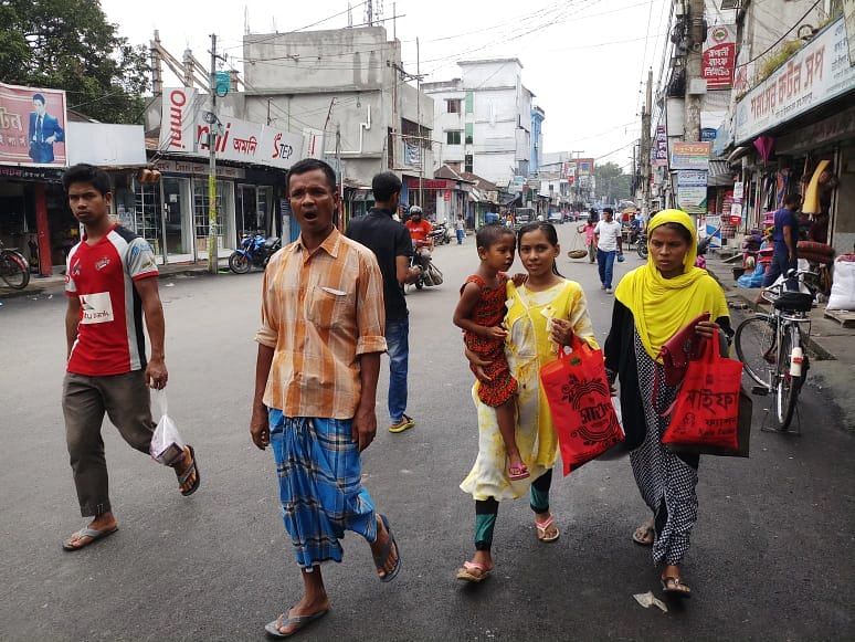 করোনাভাইরাসের সংক্রমণ ঠেকাতে মাস্ক ব্যবহার বাধ্যতামূলক হলেও সৈয়দপুরে বেশির ভাগ মানুষ তা মানছেন না। ছবি: প্রথম আলো