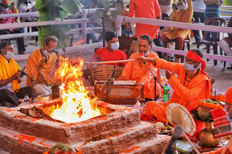 সকাল আটটায় দেশ, জাতি ও বিশ্বমানবের মঙ্গল কামনায় শ্রীশ্রী গীতাযজ্ঞের মাধ্যমে শুরু হয় জন্মাষ্টমী উৎসব।