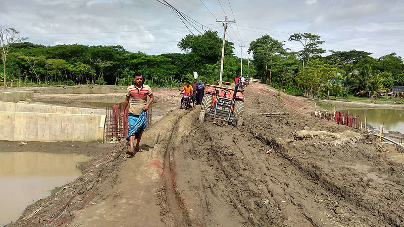 পটুয়াখালীর কলাপাড়া উপজেলার আলীপুর-অনন্তপাড়া সড়কের বেহাল অবস্থা। গতকাল সোমবার লতাচাপলী ইউনিয়নের গোড়া আমখোলাপাড়া এলাকায়। ছবি: প্রথম আলো