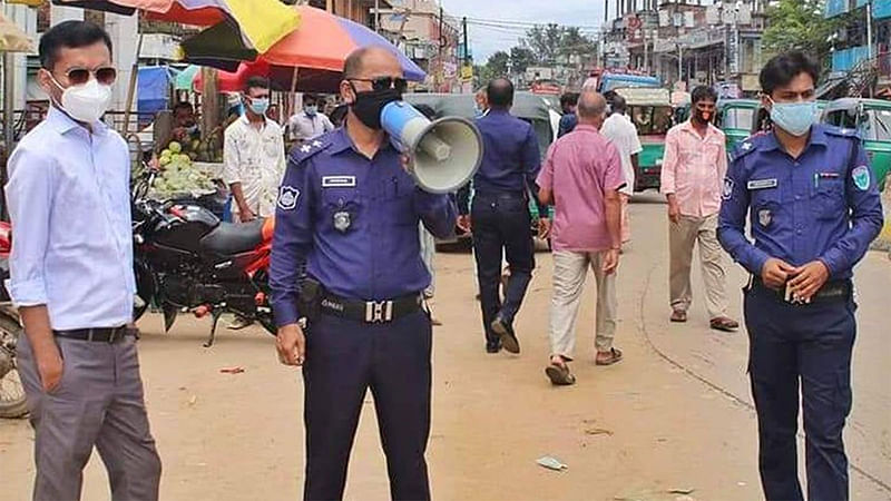 মাস্ক ব্যবহার নিশ্চিত করতে উপজেলা প্রশাসনের অভিযান। আজ বুধবার দুপুরে মৌলভীবাজারের বড়লেখা পৌর শহর থেকে ছবিটি তোলা। ছবি: প্রথম আলো