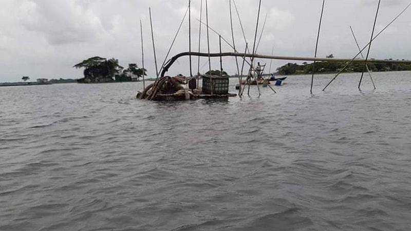 জব্দ করা ড্রেজার মেশিন দিয়ে আবার অবৈধভাবে বালু উত্তোলন করা হচ্ছে। বংশীকুণ্ডা দক্ষিণ ইউনিয়ন, ধরমপাশা, সুনামগঞ্জ, ১২ আগস্ট। ছবি: সালেহ আহমদ