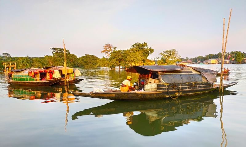 সুনামগঞ্জের দিরাই উপজেলার টুকদিরাই গ্রামে শতাধিক বেদেনৌকায় বাস করেন। ছবি: লেখক