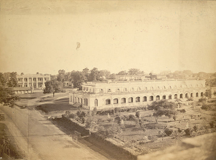 বাঁয়ের ভবনটি ঢাকা কলেজ এবং ডানেরটি পুরোনো কোর্ট ভবন। উৎস: ব্রিটিশ লাইব্রেরি। আলোকচিত্রী: অজানা (১৮৭০)