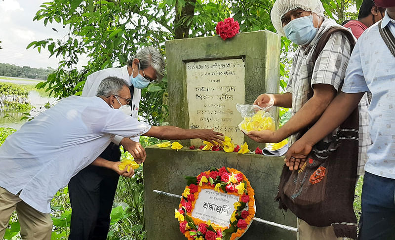 সড়ক দুর্ঘটনায় নিহত খ্যাতিমান চলচ্চিত্র নির্মাতা তারেক মাসুদ এবং এটিএন নিউজের সাবেক প্রধান নির্বাহী কর্মকর্তা মিশুক মুনীরের নবম মৃত্যুবার্ষিকী আজ। এ উপলক্ষে মানিকগঞ্জের ঘিওরে জোকা এলাকায় দুর্ঘটনাস্থলে স্মৃতিফলকে ফুল দিয়ে তাঁদের শ্রদ্ধা জানানো হয়। ছবি: প্রথম আলো