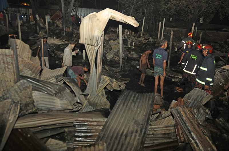 চট্টগ্রাম নগরের ইস্পাহানি সি গেট এলাকার আজিমনগর বস্তিতে অগ্নিকাণ্ডের ঘটনা ঘটে। এতে এক প্রতিবন্ধীসহ দুজনের মৃত্যু হয়েছে। ছবিটি শুক্রবার রাত সাড়ে ৯টায় তোলা। চট্টগ্রাম, ১৪ আগস্ট। ছবি: জুয়েল শীল