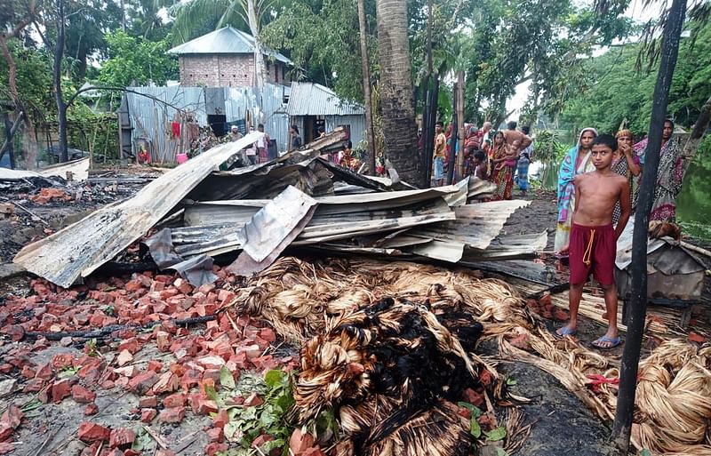 মোবাইল ফোনে লুডু খেলাকে কেন্দ্র করে দুই গ্রামবাসীর মধ্যে সংঘর্ষের সময় অন্তত ৩০টি বসতঘর ভাঙচুর করা হয়েছে। পাইকপাড়া এলাকা, রাজৈর, ১৪ আগস্ট। ছবি: প্রথম আলো