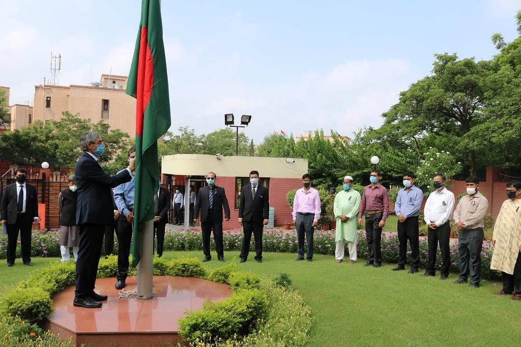 যথাযোগ্য মর্যাদায় শনিবার ভারতের রাজধানী দিল্লিতে বাংলাদেশ হাইকমিশনে জাতীয় শোক দিবস পালিত হয়। জাতীয় শোক দিবস উপলক্ষে হাইকমিশনে বাংলাদেশের জাতীয় পতাকা অর্ধনমিত রাখা হয়। ছবি: দূতাবাস