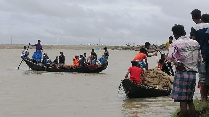 নোয়াখালীর কোম্পানীগঞ্জের মুছাপুর ক্লোজার এলাকার ছোট ফেনী নদীতে ডুবে যাওয়া পর্যটকদের উদ্ধারে ফায়ার সার্ভিস ও স্থানীয় লোকজনের তৎপরতা। আজ শনিবার দুপুরে। ছবি: প্রথম আলো