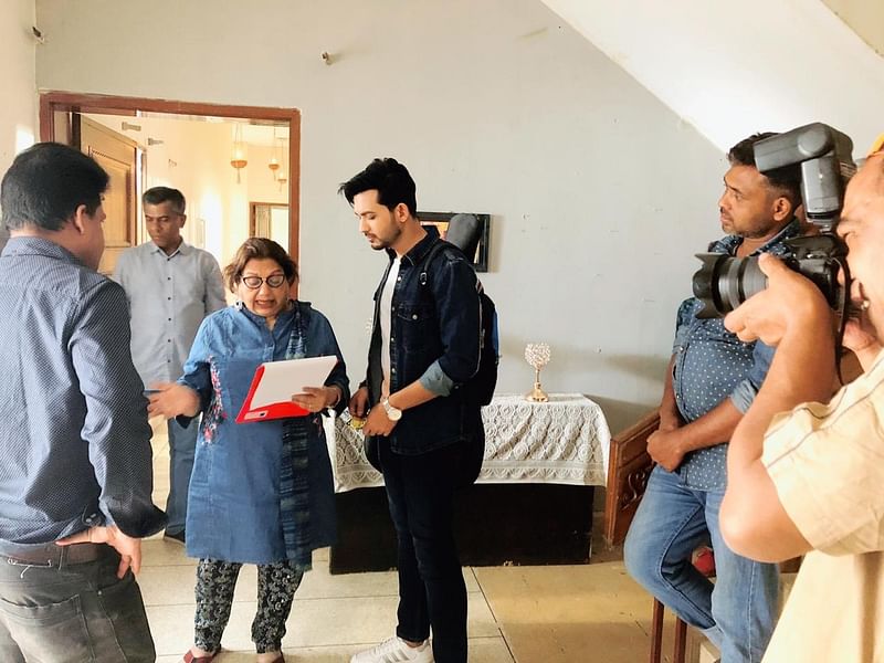 অভিনয়শিল্পীকে চিত্রনাট্য বুঝিয়ে দিচ্ছেন কবরী