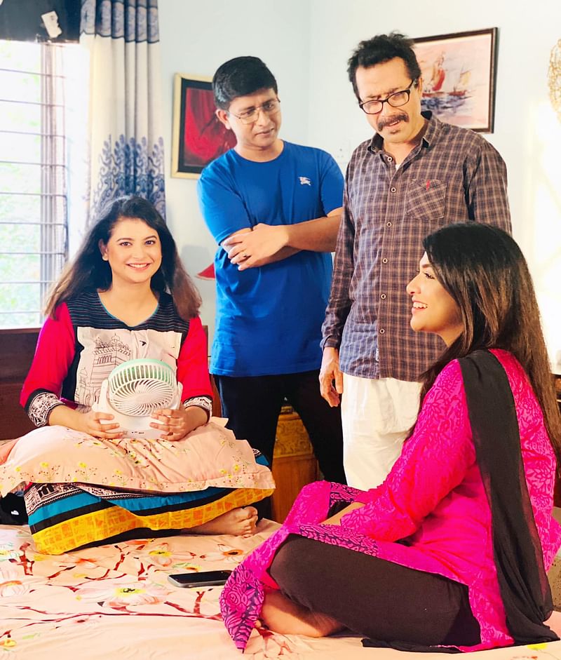 ‘ফ্যামিলি ক্রাইসিস’ নাটকের একটি দৃশ্যে
