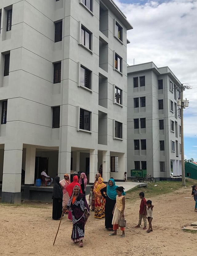 কক্সবাজার খুরুশকুল আশ্রয়ণ প্রকল্পে লাঠি হাতে নুর বানু। রোববার বিকেলে।