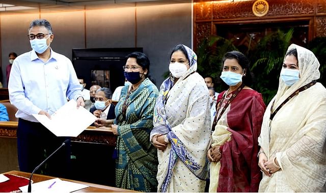 ৩৪টি বাণিজ্যিক ব্যাংকসহ বিভিন্ন সংগঠন প্রধানমন্ত্রীর ত্রাণ ও কল্যাণ ফান্ডে অনুদান দিয়েছে। এই অনুষ্ঠানে প্রধানমন্ত্রী শেখ হাসিনা গণভবন থেকে ভিডিও কনফারেন্সের মাধ্যমে যোগ দেন। প্রধানমন্ত্রীর পক্ষ থেকে তাঁর মুখ্য সচিব আহমদ কায়কাউস প্রধানমন্ত্রীর কার্যালয় (পিএমও) প্রাঙ্গণে এই অনুদানের চেক গ্রহণ করেন। ঢাকা, ২০ সেপ্টেম্বর