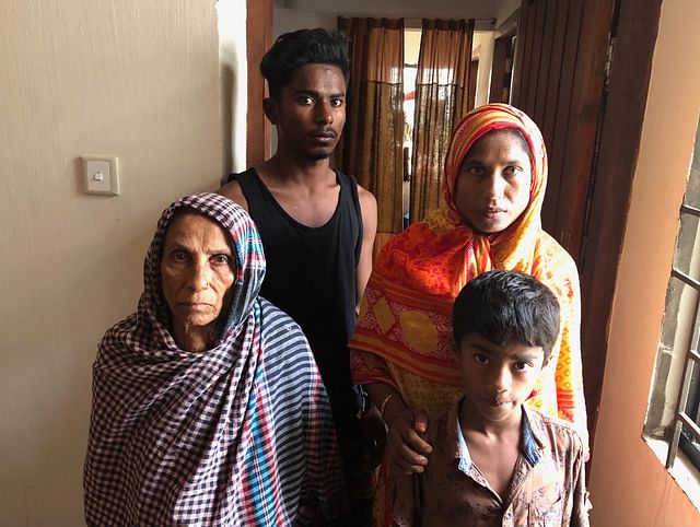 কক্সবাজারের খুরুশকুল বিশেষ আশ্রয়ণ প্রকল্পে ১ হাজার ১ টাকায় ফ্ল্যাটের মালিক এই জেলে পরিবার। রোববার বিকালে।