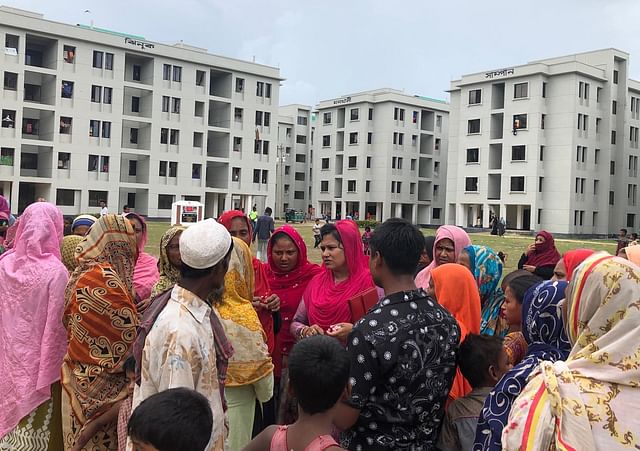 কক্সবাজারের খুরুশকুল বিশেষ আশ্রয়ণ প্রকল্পের বাসিন্দারা নানা সমস্যা জানাচ্ছেন পৌরসভার কাউন্সিলর শাহেনা আকতারকে। রোববার বিকেলে।