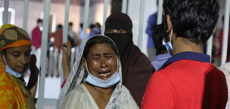 বার্ন ইউনিটের ভেতরে দগ্ধদের আর্তনাদ, বাইরে স্বজনদের আহাজারি