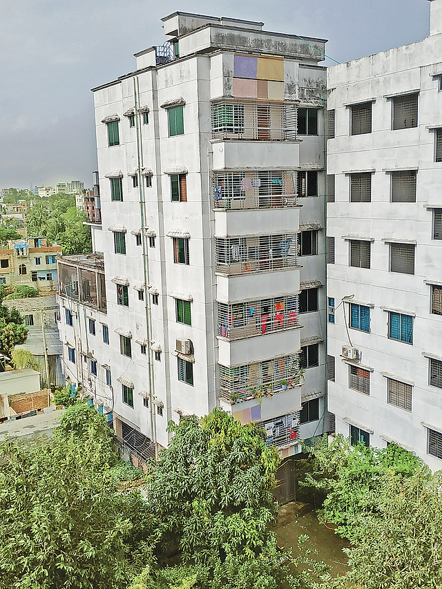 টঙ্গীর তুরাগের বামনারটেক এলাকায় গাড়িচালক আবদুল মালেকের সাততলা বাড়ি। বাড়িতে রয়েছে দুটি আলাদা ফটক। সামনে বিশাল ফাঁকা জায়গা। মঙ্গলবার দুপুরে