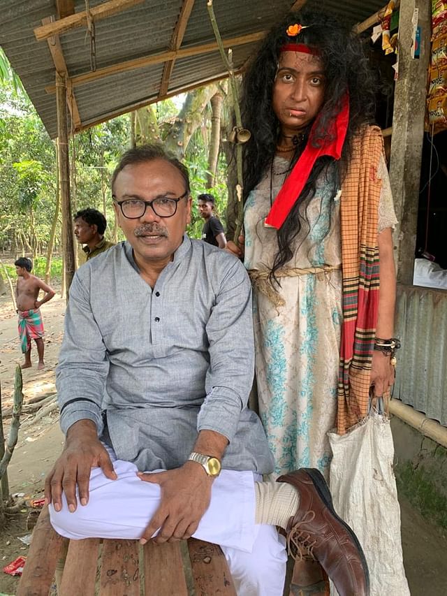 গ্রামের চেয়ারম্যান তোরাপ আলীর চরিত্রে অভিনয় করেছেন ফজলুর রহমান বাবু