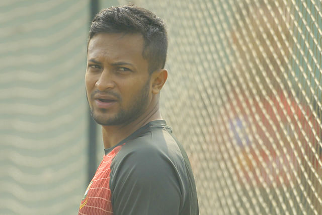 নারী নির্যাতনের বিরুদ্ধে সমাজকে সাবধান করে দিলেন সাকিব।