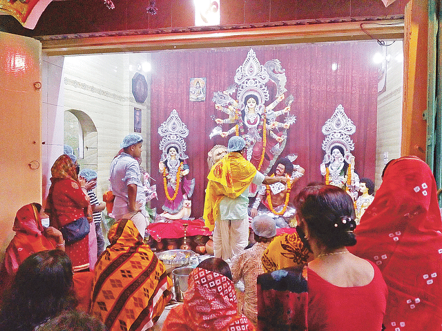 পুরান ঢাকার সূত্রাপুরের গৌতম মন্দিরে পুরোহিতের আরতির মধ্য দিয়ে গতকাল শেষ হয় মহাসপ্তমী পূজা