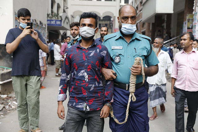 সাংসদ হাজী সেলিমের গাড়ি থেকে নেমে নৌবাহিনীর কর্মকর্তাকে মারধরের মামলায় গ্রেপ্তার গাড়িচালক মীজানুর রহমানকে আদালতে হাজির করে পুলিশ। সিএমএম কোর্ট, ঢাকা, ২৬ অক্টোবর