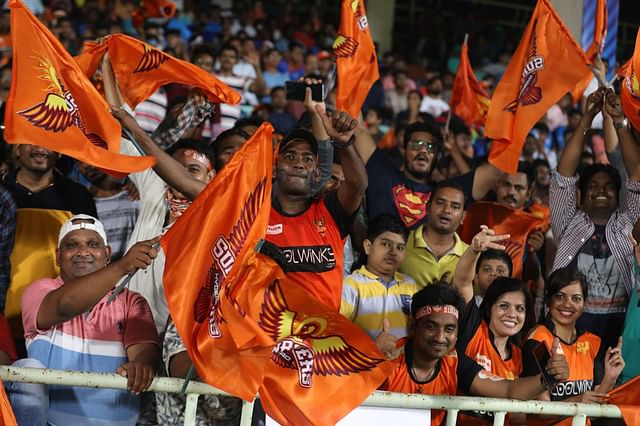 এবার গ্যালারিতে যেতে পারছেন না দর্শক, তাই টিভি আর স্ট্রিমিং সাইটই ভরসা।