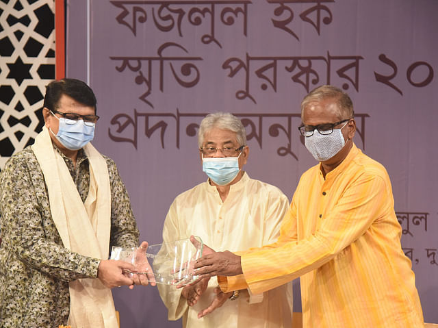 বাংলাদেশের কিংবদন্তি গীতিকবি গাজী মাজহারুল আনোয়ার ও নাট্যজন নাসির উদ্দীন ইউসুফ সম্মাননা তুলে দিচ্ছেন আলমগীরের হাতে।