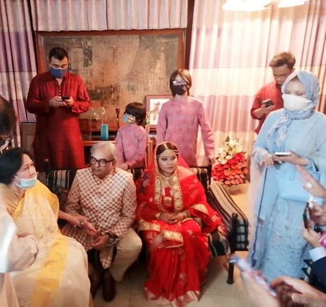 পরিবারের সদস্যদের সঙ্গে বিয়ের অনুষ্ঠানে রেজা আমিন ও শমী কায়সার